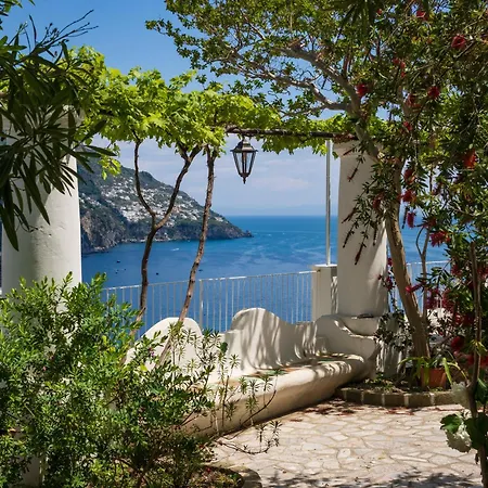 Casa de hóspedes De Vivo Realty - Casa Bijou 3*