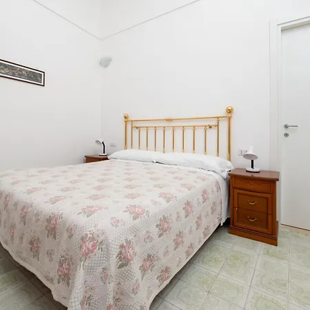 De Vivo Realty - Casa Bijou 3*